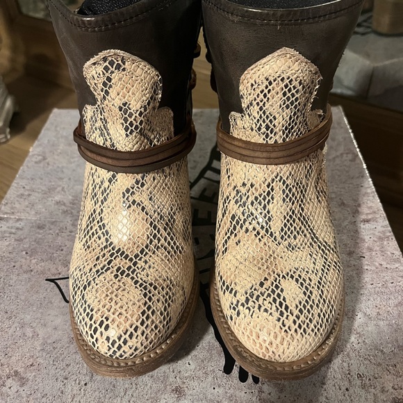 Freebird Casey Black/White Snake Boots - size 7 and size 8 EUC! - Picture 6 of 6
